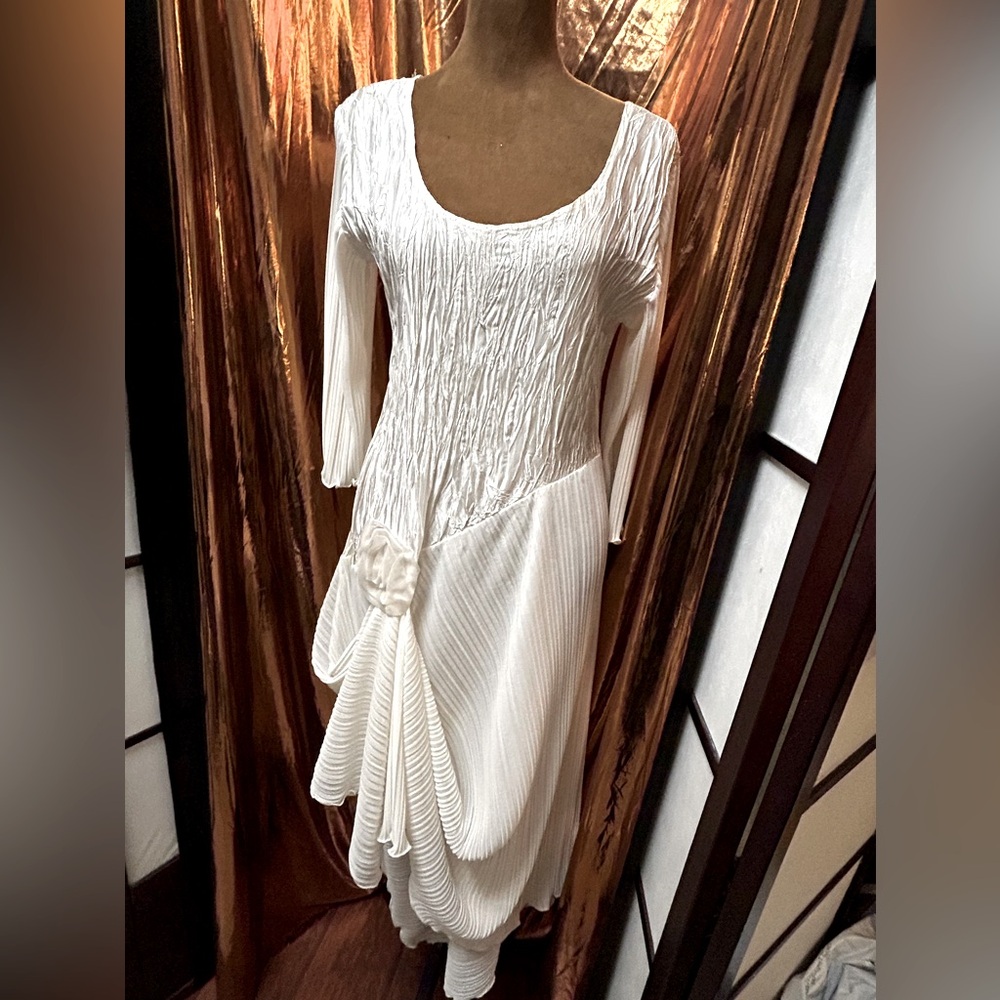 Lee Andersen Size Medium, white cream, crinkle and pleated.